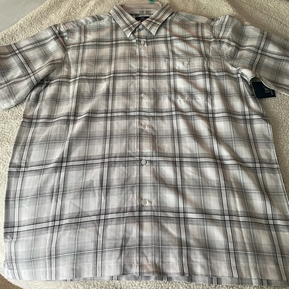 NWT men’s collared, button down shirt